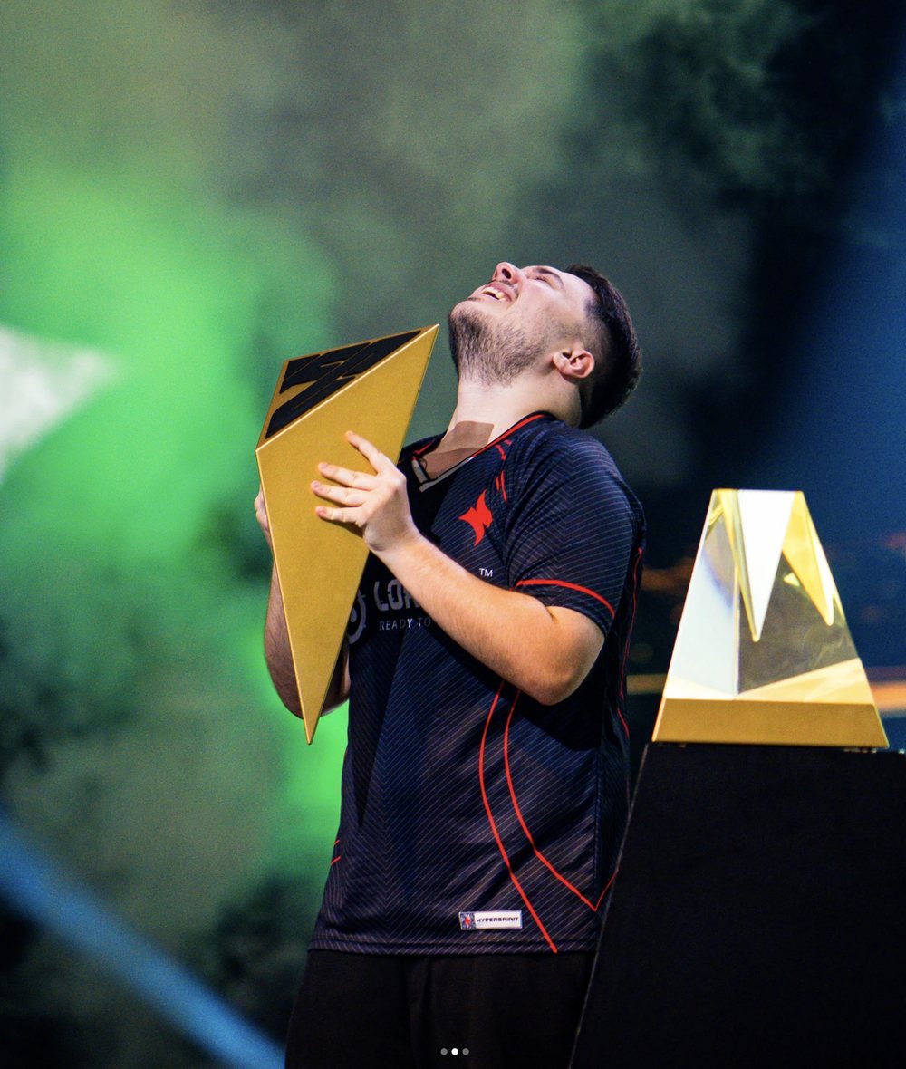 Răzvan RvPLegend Puiu kissing the FC Pro world championship trophy in a shirt with the LORGAR logo